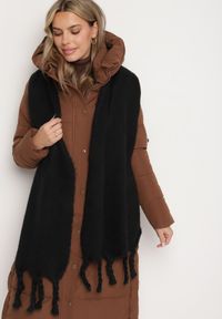Born2be - Czarny Szalik Wykończony Frędzlami Nomilia. Kolor: czarny. Materiał: wełna. Styl: klasyczny, elegancki #4