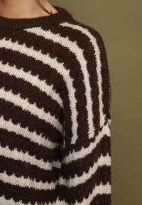 Born2be - Ciemnobrązowy Sweter Oversize z Wełną i Wiskozą o Luźnym Splocie w Paski Ternose. Okazja: na co dzień. Kolor: brązowy. Materiał: wełna, wiskoza. Wzór: ze splotem, paski. Styl: klasyczny, casual #4