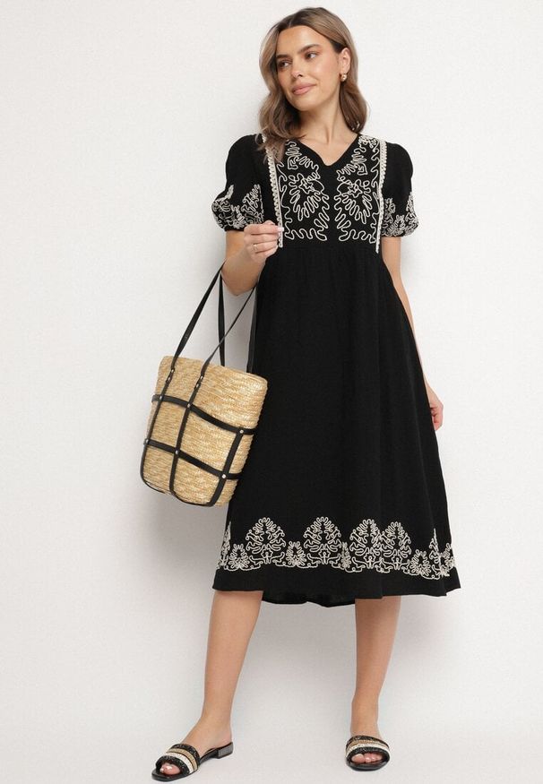 Born2be - Czarna Bawełniana Sukienka Boho o Rozkloszowanym Kroju Zdobiona Haftem Lannivra. Okazja: na imprezę, na co dzień. Typ kołnierza: dekolt w kształcie V. Kolor: czarny. Materiał: bawełna. Wzór: haft, aplikacja. Sezon: lato. Typ sukienki: rozkloszowane. Styl: boho