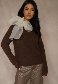 Renee - Brązowy Sweter z Dodatkiem Wełny Ozdobiony przy Szyi Wiązaniem Tusmele. Kolor: brązowy. Materiał: wełna. Wzór: aplikacja. Styl: elegancki #3