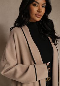 Renee - Beżowy Niezapinany Kardigan o Długim Kroju z Lamówką Venisse. Okazja: na co dzień. Kolor: beżowy. Materiał: jeans. Długość: długie. Styl: casual, klasyczny #2