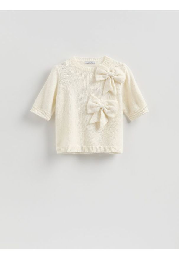 Reserved - Sweter z kokardami - kremowy. Typ kołnierza: kokarda. Kolor: kremowy. Materiał: dzianina, wełna