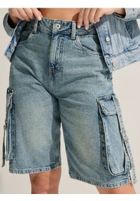 Sinsay - Bermudy jeansowe cargo - turkusowy. Kolor: turkusowy. Materiał: jeans