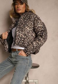 Renee - Brązowa Panterkowa Kurtka Pikowana o Krótkim Kroju ze Ściągaczami Ivilda. Okazja: na co dzień. Kolor: brązowy. Materiał: jeans. Długość: krótkie. Wzór: motyw zwierzęcy. Sezon: wiosna. Styl: casual, wizytowy