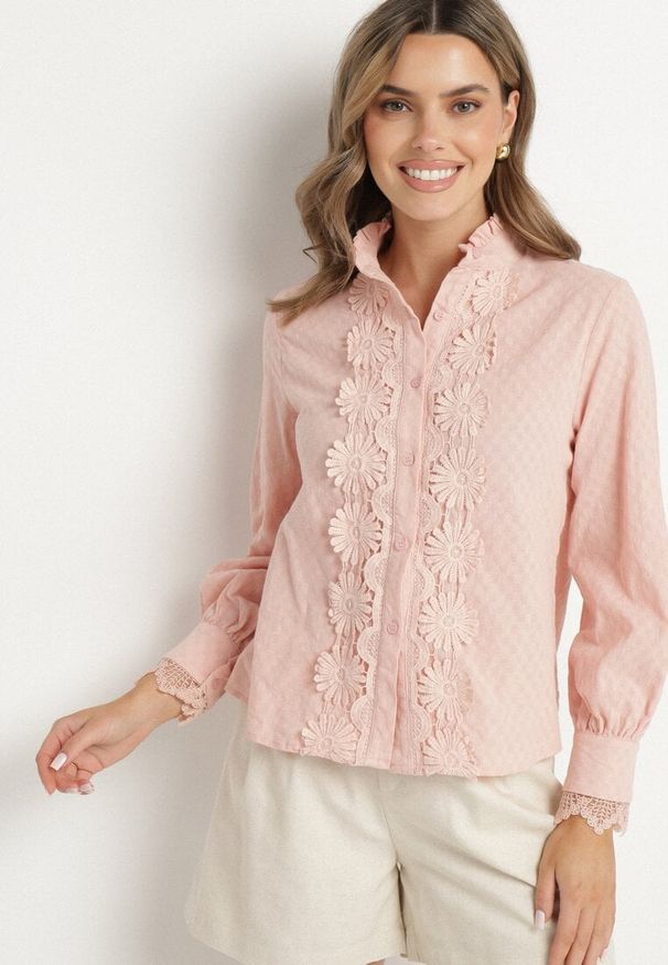 Born2be - Różowa Koszula z Koronką Abbissa. Kolor: różowy. Materiał: koronka. Długość rękawa: długi rękaw. Długość: długie. Wzór: koronka