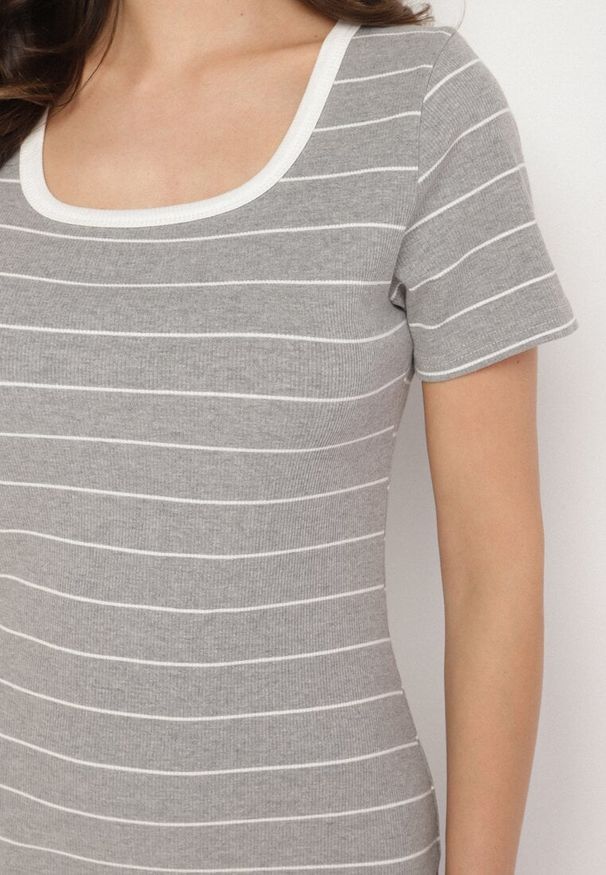 Born2be - Jasnoszara Bawełniana Sukienka w Paski o Dopasowanym Kroju Tiamirene. Okazja: na co dzień. Kolor: szary. Materiał: bawełna. Wzór: paski. Typ sukienki: proste. Styl: klasyczny, casual