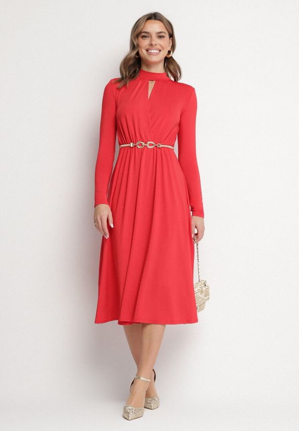 Born2be - Czerwona Rozkloszowana Sukienka z Ozdobnym Wycięciem i Usztywnioną Linią Ramion Rivfedi. Okazja: na co dzień, na imprezę. Kolor: czerwony. Długość rękawa: długi rękaw. Typ sukienki: proste. Styl: casual, elegancki