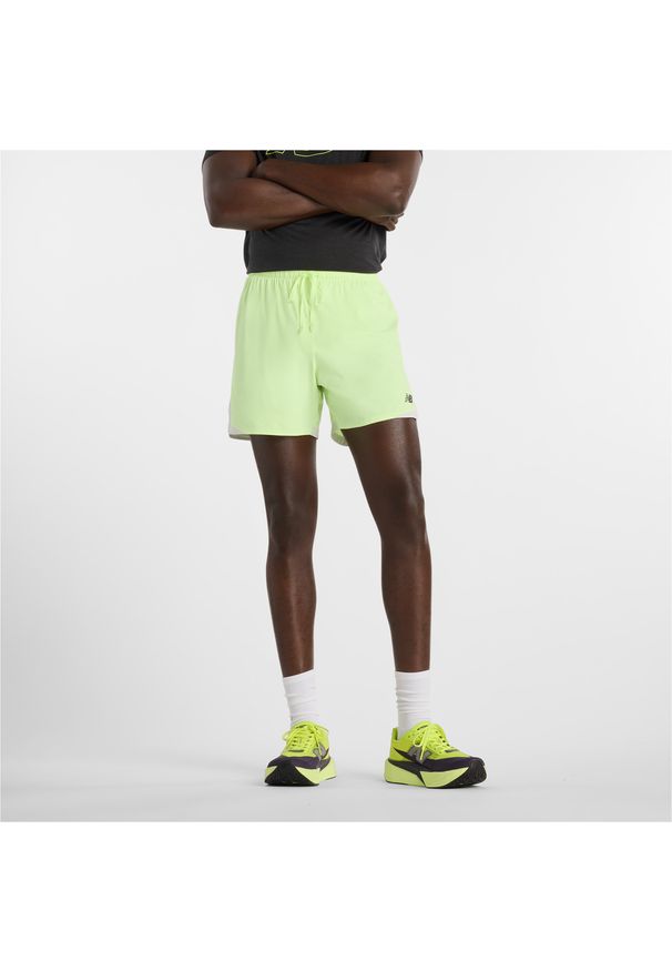 Spodenki męskie New Balance MB6180TAAFG – zielone. Kolor: zielony. Materiał: tkanina, poliester, materiał. Sport: fitness