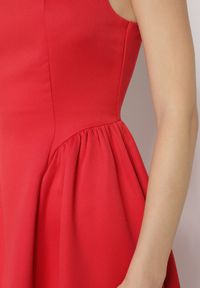 Born2be - Czerwona Rozkloszowana Sukienka na Szerokich Ramiączkach Reterna. Okazja: na imprezę. Typ kołnierza: dekolt kwadratowy. Kolor: czerwony. Długość rękawa: na ramiączkach. Styl: elegancki. Długość: mini #6