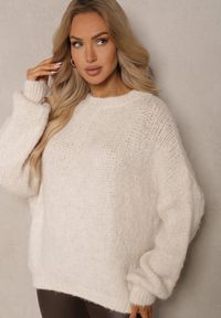 Renee - Jasnobeżowy Klasyczny Sweter z Wełną i Wiskozą o Luźnym Kroju Omethea. Okazja: na co dzień, na spacer. Kolor: beżowy. Materiał: wełna, wiskoza. Długość rękawa: długi rękaw. Długość: długie. Styl: klasyczny