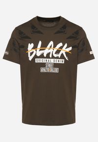 Born2be - Ciemnobeżowa Koszulka z Bawełny z Nadrukiem Vorassa. Okazja: na co dzień. Kolor: beżowy. Materiał: bawełna. Wzór: nadruk. Styl: casual #7