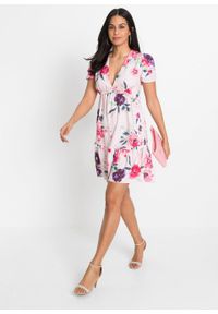 Sukienka z rękawami bufkami i falbanami bonprix pastelowy jasnoróżowy w kwiaty. Kolor: różowy. Wzór: kwiaty. Sezon: lato #3