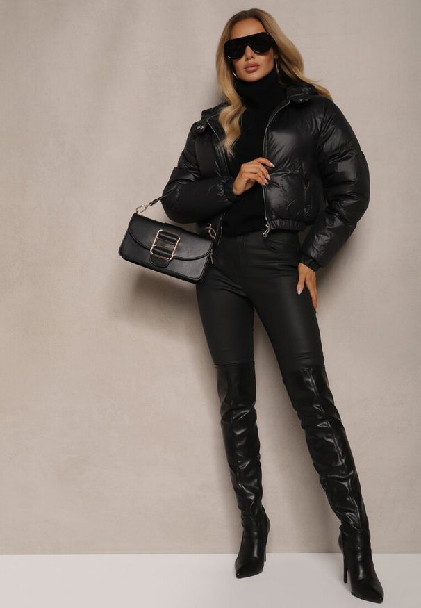 Renee - Czarna Pikowana Kurtka z Nieodpinanym Kapturem o Krótkim Kroju Tinneira. Okazja: na spacer. Kolor: czarny. Materiał: jeans. Długość: krótkie. Styl: elegancki