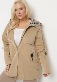 Born2be - Ciemnobeżowa Kurtka Parka z Kapturem i Kieszeniami Eradilla. Okazja: na co dzień, na spacer. Typ kołnierza: kaptur. Kolekcja: plus size. Kolor: beżowy. Długość rękawa: długi rękaw. Długość: długie. Wzór: aplikacja. Styl: klasyczny, casual, elegancki