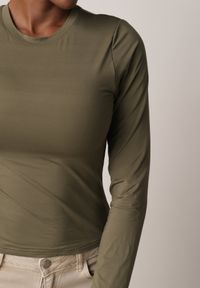 Born2be - Ciemnobeżowa Gładka Bluzka z Długim Rękawem z Bawełną Moaneta. Okazja: na co dzień. Kolor: beżowy. Materiał: bawełna. Długość rękawa: długi rękaw. Długość: długie. Wzór: gładki. Styl: casual, elegancki, klasyczny #7