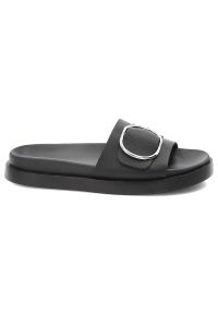 Czarne Klapki Rieker Skórzane Obuwie Damskie. Okazja: na co dzień. Kolor: czarny. Materiał: skóra. Styl: casual, elegancki