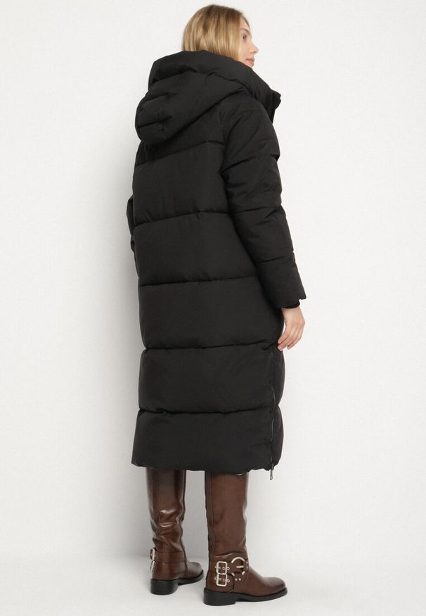 Born2be - Czarna Pikowana Kurtka Zimowa z Kapturem i Bocznymi Suwakami Falossea. Okazja: na co dzień. Typ kołnierza: kaptur. Kolekcja: plus size. Kolor: czarny. Materiał: jeans, poliester, dzianina. Sezon: zima. Styl: klasyczny, casual
