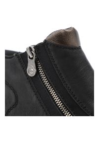 Czarne Botki Rieker Wygodne Obuwie Damskie. Okazja: na co dzień. Zapięcie: zamek. Kolor: czarny. Materiał: skóra ekologiczna, jeans. Wzór: aplikacja. Sezon: zima, jesień. Styl: klasyczny, casual, elegancki #3