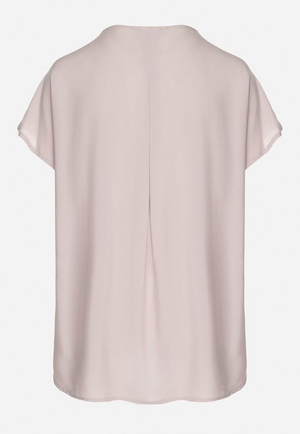 Born2be - Beżowa Wiskozowa Bluzka o Nietoperzowym Kroju z Ozdobną Zakładką Pasandria. Okazja: na co dzień, na spotkanie biznesowe. Typ kołnierza: dekolt w serek. Kolor: beżowy. Materiał: wiskoza. Długość rękawa: krótki rękaw. Długość: krótkie. Styl: biznesowy, klasyczny, casual, elegancki