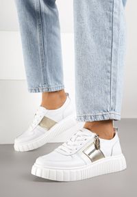 Born2be - Białe Skórzane Sneakersy Zdobione Metaliczną Wstawką Cerelie. Kolor: biały. Materiał: skóra. Wzór: aplikacja