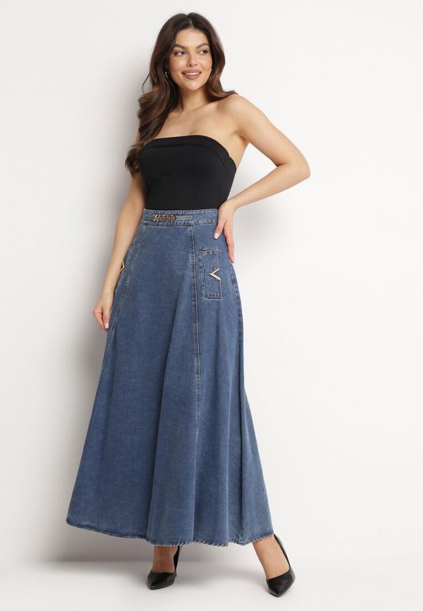 Born2be - Granatowa Bawełniana Spódnica Jeansowa Maxi Rozkloszowana z Łańcuszkiem Zallire. Kolor: niebieski. Materiał: bawełna, jeans. Styl: boho