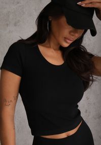 Renee - Czarny Krótki T-shirt Basic z Okrągłym Dekoltem Gresalor. Okazja: na co dzień. Kolor: czarny. Materiał: zamsz, jeans. Długość: krótkie. Styl: casual, klasyczny #8