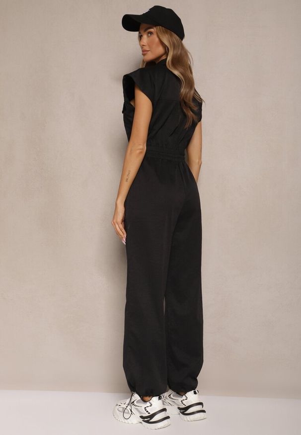 Renee - Czarny Kombinezon z Krótkim Rękawem i Kołnierzykiem Zapinany na Suwak Soveldi. Okazja: na spacer, na co dzień. Kolor: czarny. Długość rękawa: krótki rękaw. Długość: krótkie. Styl: elegancki, casual, klasyczny