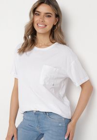 Born2be - Biały Bawełniany T-shirt o Klasycznym Fasonie z Kieszonką Asettia. Okazja: na spacer, na co dzień. Kolor: biały. Materiał: bawełna. Wzór: aplikacja. Styl: klasyczny