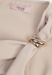 Renee - Beżowa Sukienka VICES z Metaliczną Ozdobą na Ramieniu Coraena. Okazja: na randkę. Kolor: beżowy. Wzór: aplikacja. Typ sukienki: asymetryczne. Styl: elegancki #8