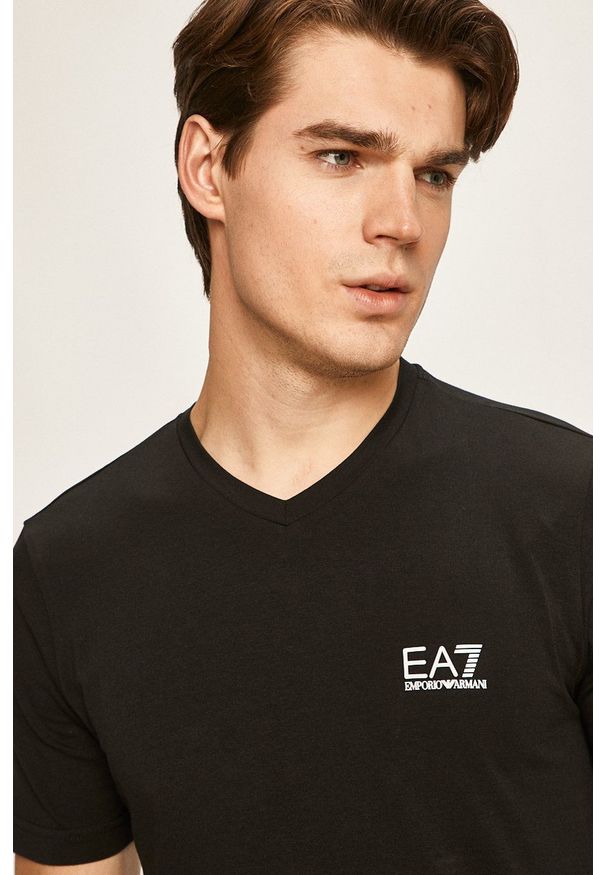 EA7 Emporio Armani - T-shirt. Okazja: na co dzień. Kolor: czarny. Materiał: dzianina. Styl: casual