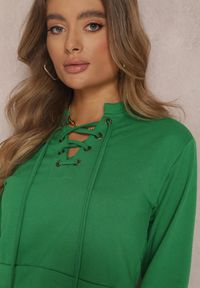 Renee - Zielona Bluza Crop Top z Wiązaniem Oreithitrite. Typ kołnierza: dekolt gorset. Kolor: zielony. Materiał: bawełna, jeans, dzianina. Długość rękawa: długi rękaw. Długość: krótkie. Wzór: aplikacja. Styl: klasyczny