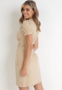 Born2be - Beżowa Sukienka Mini z Krótkim Rękawem i Kopertowym Dołem Salina. Kolor: beżowy. Długość rękawa: krótki rękaw. Typ sukienki: kopertowe. Długość: mini #2