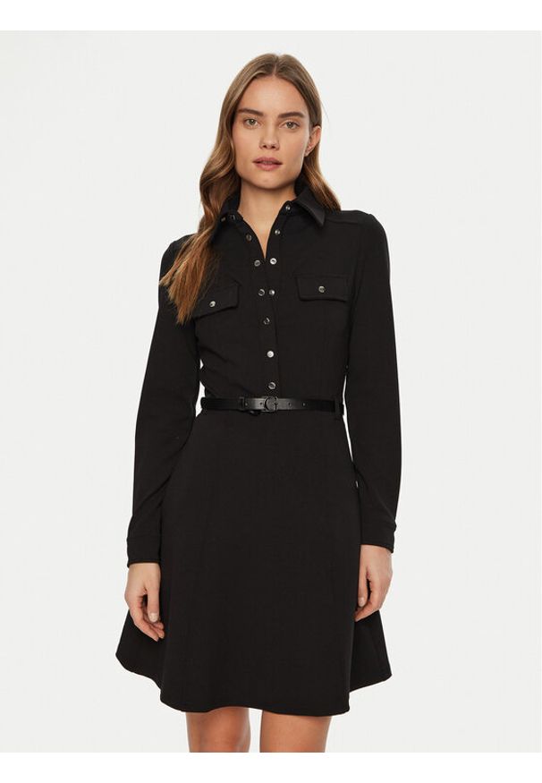 Guess Sukienka codzienna W5RK93 KCBO2 Czarny Regular Fit. Okazja: na co dzień. Kolor: czarny. Materiał: syntetyk. Typ sukienki: proste. Styl: casual