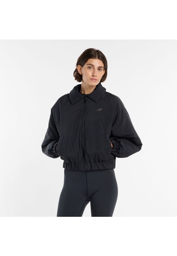 Kurtka damska New Balance WJ61D8YXBK ​– czarna. Kolor: czarny. Materiał: poliester, bawełna, materiał. Sezon: wiosna, jesień. Styl: sportowy