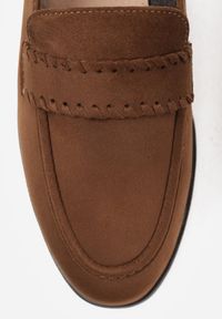 Renee - Jasnobrązowe Mokasyny Vices z Wkładką ze Skóry Naturalnej i Paskiem z Przeszyciami Fonarrie. Okazja: na co dzień, na spotkanie biznesowe. Zapięcie: pasek. Kolor: brązowy. Materiał: skóra. Styl: casual, biznesowy, elegancki #5