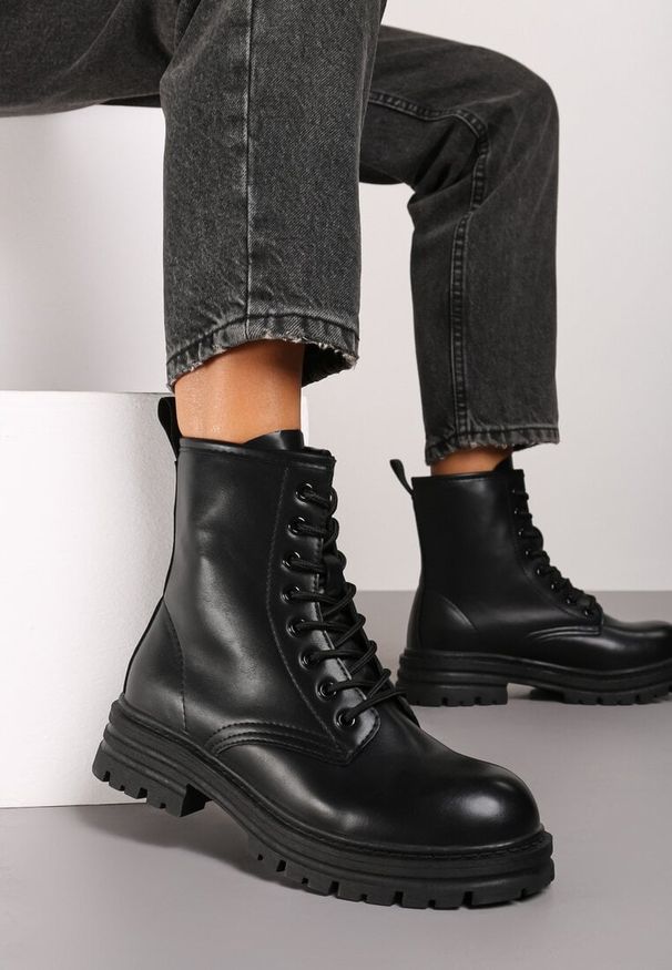 Born2be - Czarne Płaskie Sznurowane Botki w Stylu Workerów Arkela. Okazja: na spotkanie biznesowe, na spacer, do pracy. Zapięcie: sznurówki. Kolor: czarny. Materiał: jeans. Styl: biznesowy, klasyczny