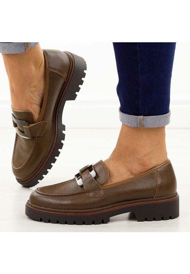 Brązowe skórzane mokasyny damskie Sergio Leone 25166. Okazja: na co dzień. Nosek buta: okrągły. Kolor: brązowy. Materiał: skóra. Wzór: kolorowy. Sezon: wiosna, jesień. Styl: casual, elegancki, klasyczny