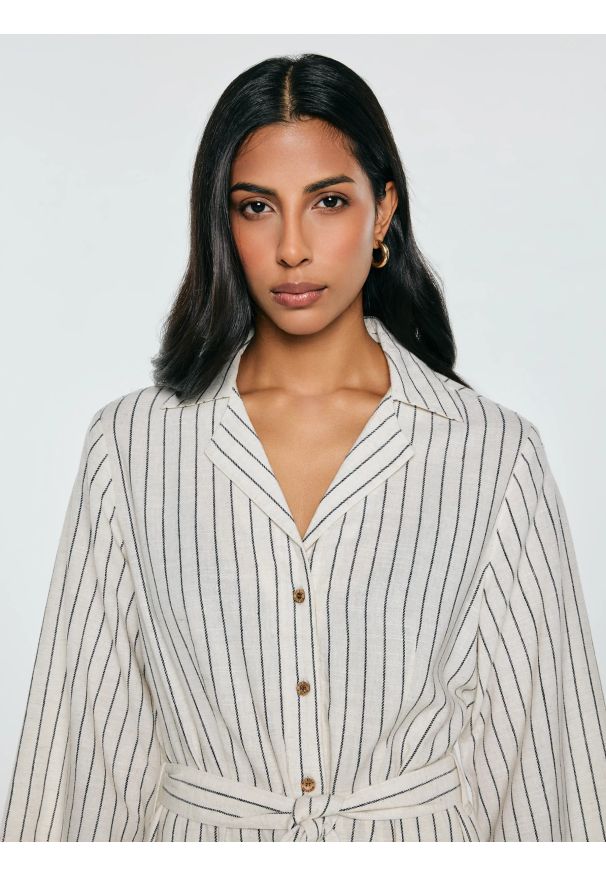 Big-Star - Sukienka damska midi koszulowa w prążek perłowa Kemesi 103. Okazja: na co dzień, do pracy. Typ kołnierza: kołnierzyk klasyczny. Kolor: kremowy. Wzór: prążki. Typ sukienki: koszulowe. Materiał: tkanina, len. Długość rękawa: krótki rękaw. Sezon: lato. Styl: casual, klasyczny, elegancki. Długość: midi