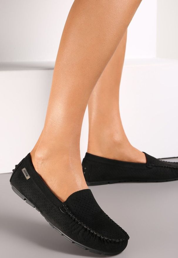 Born2be - Czarne Mokasyny Thalothee. Nosek buta: okrągły. Zapięcie: bez zapięcia. Kolor: czarny. Materiał: skóra. Wzór: aplikacja, ażurowy. Styl: boho