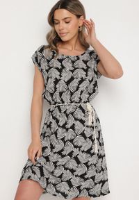 Born2be - Czarna Sukienka o Rozkloszowanym Kroju z Gumką w Pasie i Krótkim Rękawem Serive. Okazja: na spotkanie biznesowe, na co dzień. Kolor: czarny. Długość rękawa: krótki rękaw. Typ sukienki: rozkloszowane. Styl: elegancki, casual, klasyczny, biznesowy #5