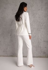 Renee - Biały Komplet o Garniturowym Kroju z Marynarką z Wiązaniem i Spodniami Falestra. Kolor: biały #4