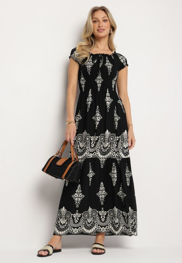 Born2be - Czarna Wiskozowa Sukienka z Marszczoną Góra i Wzorem Boho Ellifae. Okazja: na co dzień. Kolor: czarny. Materiał: wiskoza. Wzór: aplikacja. Styl: boho