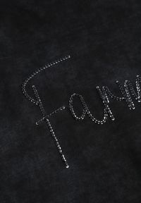 Renee - Czarny Oversizowy T-shirt z Bawełny Zdobiony Haftem z Cekinami Marivia. Okazja: na co dzień. Kolor: czarny. Materiał: bawełna. Wzór: haft, aplikacja. Styl: casual, elegancki #5