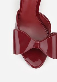 Renee - Bordowe Lakierowane Sandały z Kokardkami Orimoni. Okazja: na randkę, na imprezę. Zapięcie: sprzączka. Kolor: czerwony. Materiał: lakier. Obcas: na obcasie. Styl: klasyczny, elegancki. Wysokość obcasa: średni #6