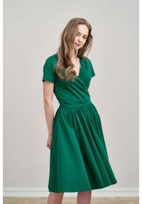 Marie Zélie - Sukienka Larissa ciemnozielona krótki rękaw. Kolor: zielony. Materiał: dzianina. Długość rękawa: krótki rękaw. Typ sukienki: kopertowe #3