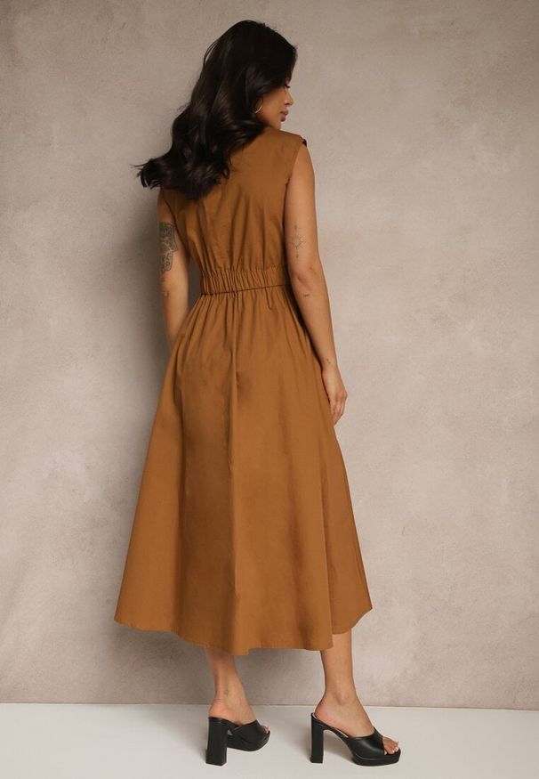 Renee - Brązowa Sukienka Koszulowa z Bawełny Ozdobiona Kieszonkami Saviette. Okazja: na co dzień. Kolor: brązowy. Materiał: bawełna. Wzór: aplikacja. Typ sukienki: koszulowe. Styl: elegancki, casual, klasyczny