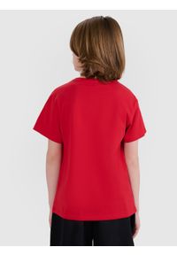 4f - 4F T-shirt oversize z nadrukiem chłopięcy - czerwony 122 (6-7 lat). Okazja: na co dzień. Kolor: czerwony. Materiał: jersey, bawełna, dzianina. Długość rękawa: krótki rękaw. Długość: krótkie. Wzór: nadruk. Sezon: lato. Styl: casual, klasyczny, sportowy #2