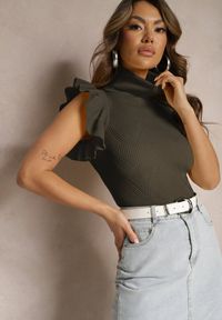 Renee - Ciemnozielony Golf Top w Prążki z Falbanką Wokół Ramion Kelissa. Okazja: do pracy, na spotkanie biznesowe, na co dzień. Typ kołnierza: golf. Kolor: zielony. Materiał: jeans, materiał. Wzór: prążki. Styl: casual, biznesowy