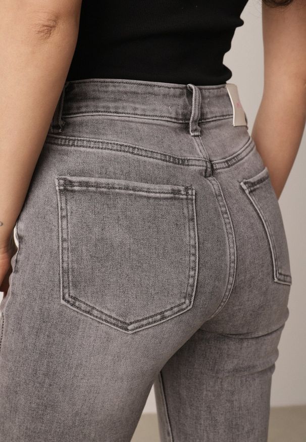 Born2be - Szare Jeansy Dzwony z Regularnym Stanem z Bawełną i Domieszką Wiskozy Peigenia. Okazja: do pracy, na co dzień. Kolor: szary. Sezon: lato. Styl: retro, klasyczny, casual, wizytowy