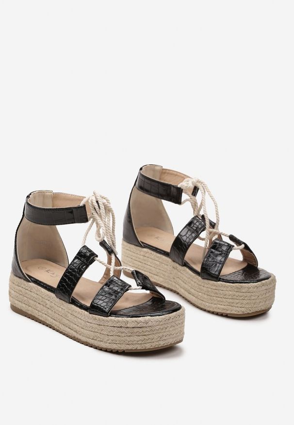 Renee - Czarne Tłoczone Sandały z Wzorem Krokodyla na Platformie Wiązane Sznurkiem wokół Kostki Stigaria. Kolor: czarny. Materiał: skóra. Wzór: aplikacja. Obcas: na platformie. Styl: boho